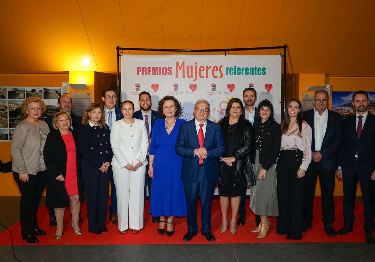 Foto de familia del acto organizado por el Día de la Mujer.