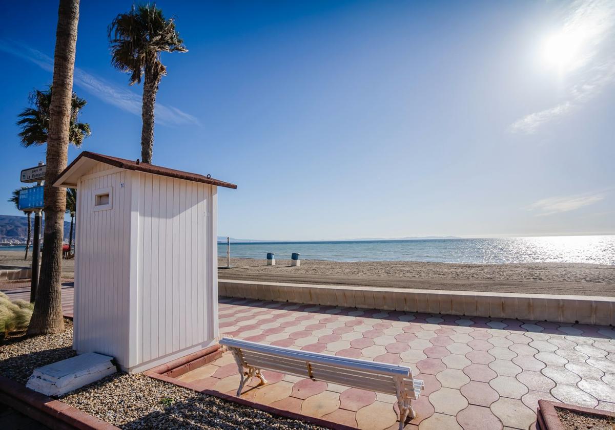 Uno de los paseos marítimos de la localidad de Roquetas de Mar, donde se vislumbra un día soleado.