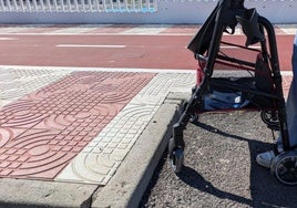 Reclaman mayor accesibilidad en Roquetas de Mar para personas con movilidad reducida