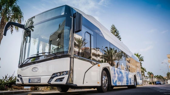 Roquetas avanza en el servicio de transporte urbano con nuevos autobuses eléctricos