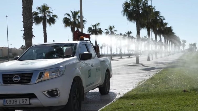 Roquetas de Mar realiza labores de fumigación en la Urbanización y en Las Salinas