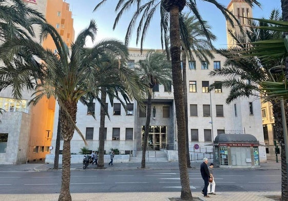 Un acusado de asesinar a una mujer Roquetas de Mar reconoce que la estranguló pero sin «intención» de matarla