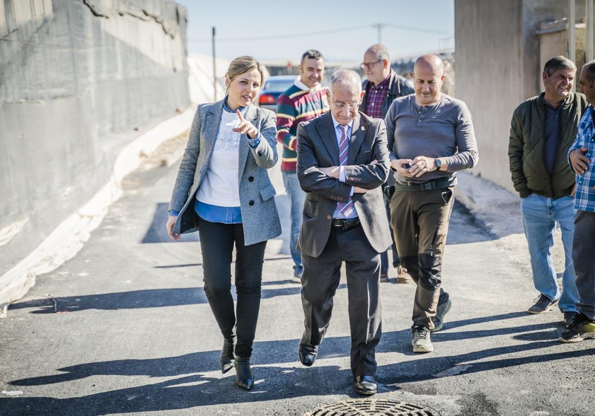 Concejala de Presidencia y el alcalde de Roquetas visitan un camino del municipio.