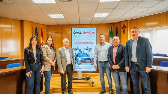 RetroAlmería 'estaciona' en Roquetas con vehículos de Mad Max y coches únicos