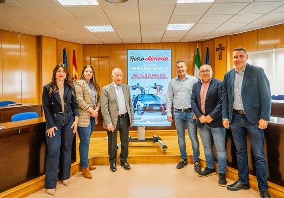 RetroAlmería 'estaciona' en Roquetas con vehículos de Mad Max y coches únicos