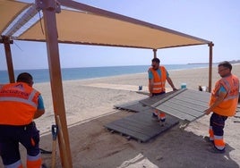 Trabajadores se encargan de realizar labores para una mejor accesibilidad en las playas del municipio.