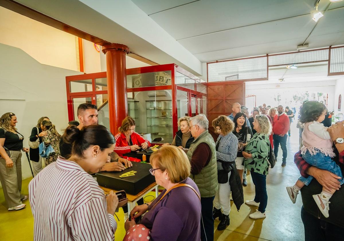 Imagen principal - Éxito de participación en la Gran Fritá organizada para poner en valor la gastronomía roquetera