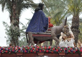El Parador saca a La Borriquita entre la felicidad del inicio del Domingo de Ramos