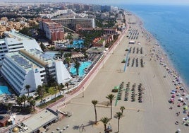 Una vista panorámica de una de las playas de la localidad roquetera con buena afluencia turística.