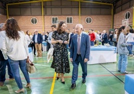 El alcalde de Roquetas de Mar descubre la semana cultural del centro.