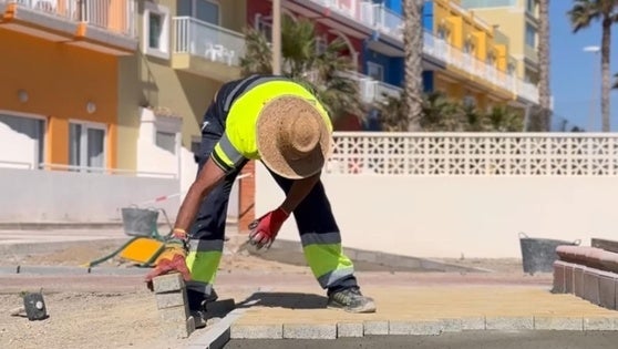 Roquetas mejora la accesibilidad al Paseo Marítimo de la Urba