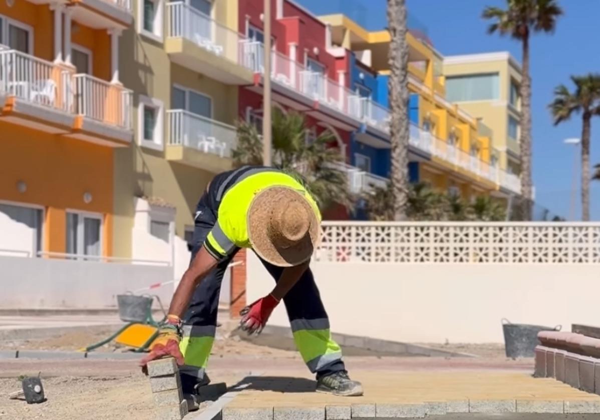 Roquetas mejora la accesibilidad al Paseo Marítimo de la Urba