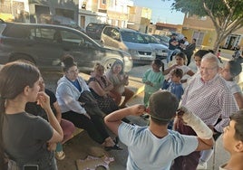 Antonio Bonilla charla con madres y niños de La Cimilla.