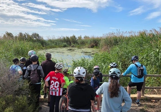 Varios vecinos disfrutan de uno de los humedales del municipio.