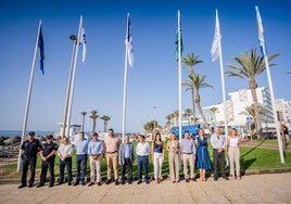 El alcalde de Roquetas junto a concejales y a agentes de Policía Local.