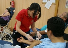 Un donante de sangre es atendido en el municipio vicario.