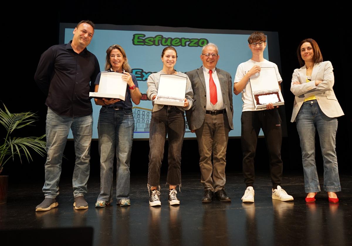 Vícar homenajea a una deportista de élite y a un alumno prometedor
