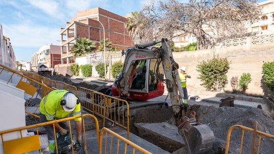 Roquetas apuesta por renovar el saneamiento de cuatro calles