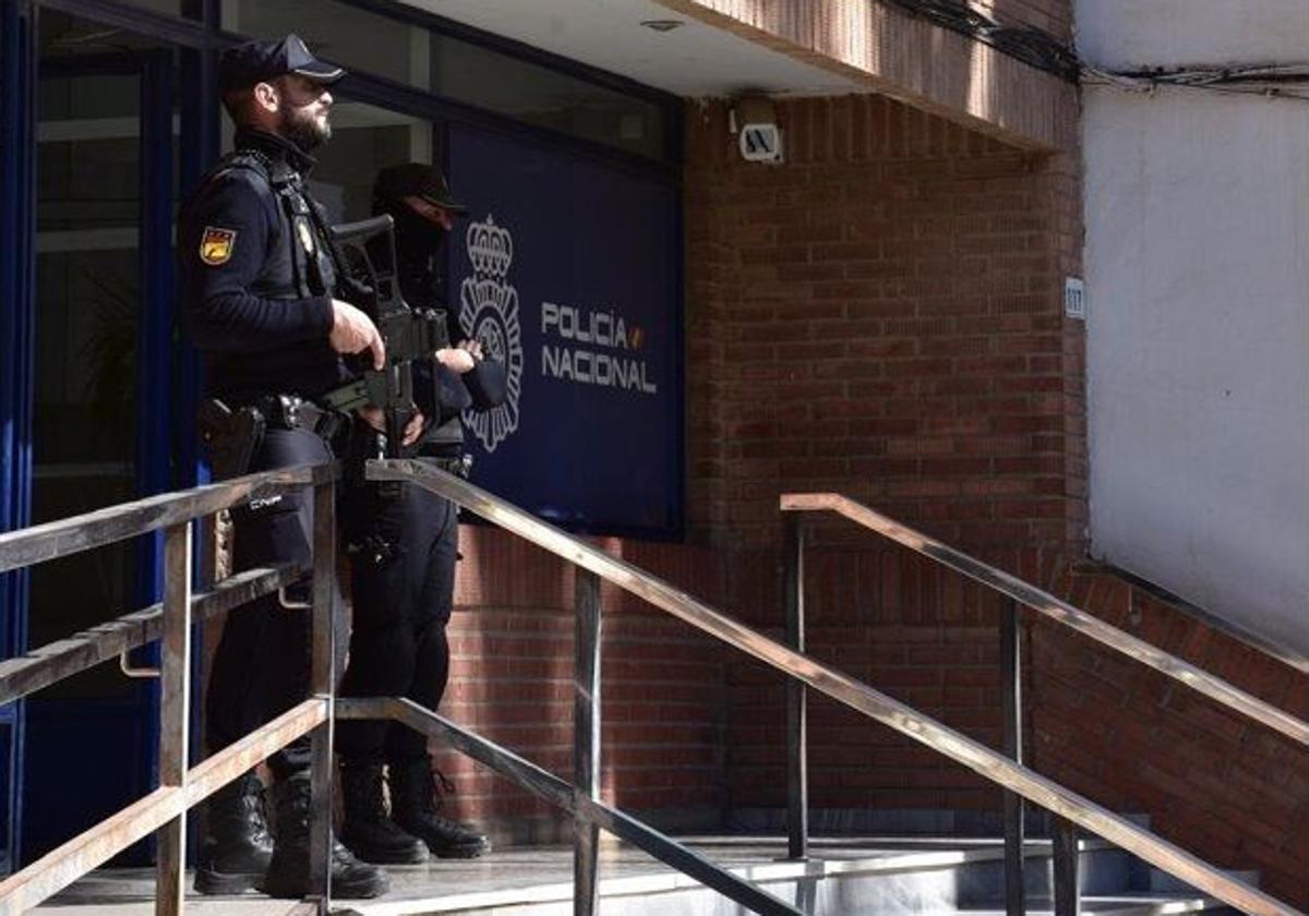 Un agente fuera de servicio detiene a dos sospechosos tras frustrar un robo en Roquetas de Mar