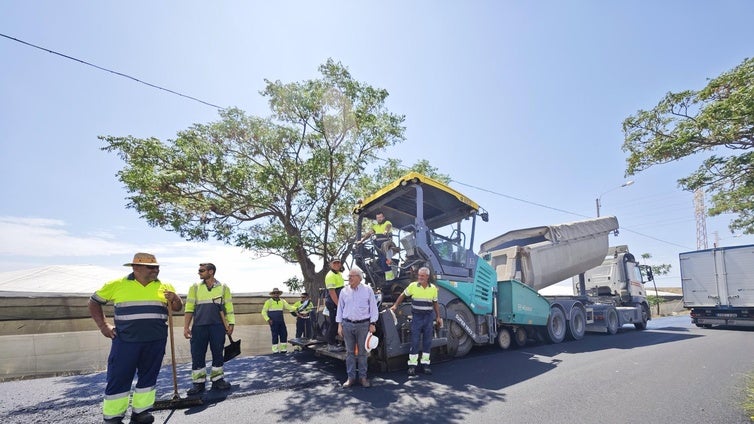 Vícar finaliza las obras de asfaltado en la carretera del sector III