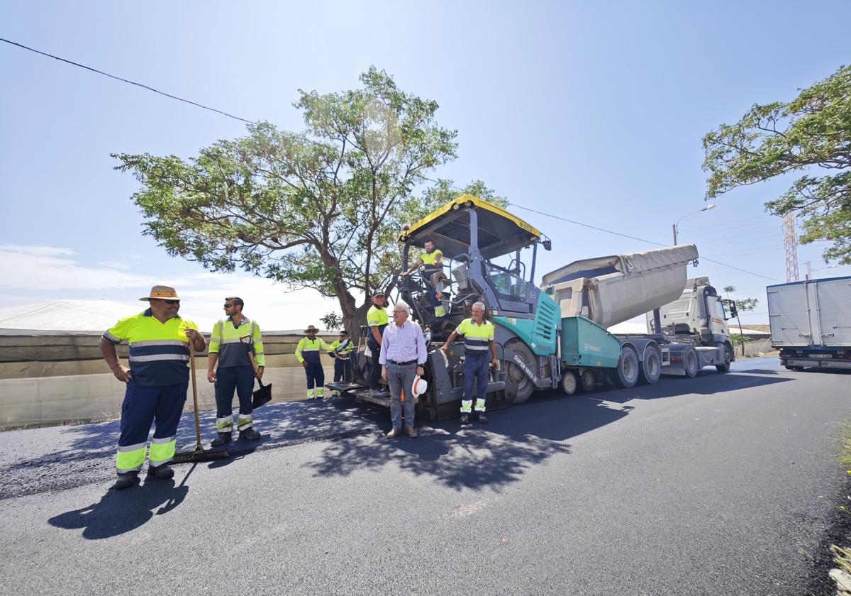 El alcalde de Vícar, Antonio Bonilla, visita las obras acompañado de varios trabajadores.