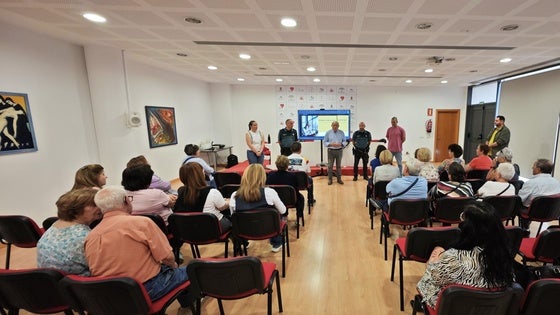 Un centenar de mayores de Vícar aprenden a detectar delitos en internet y en el domicilio