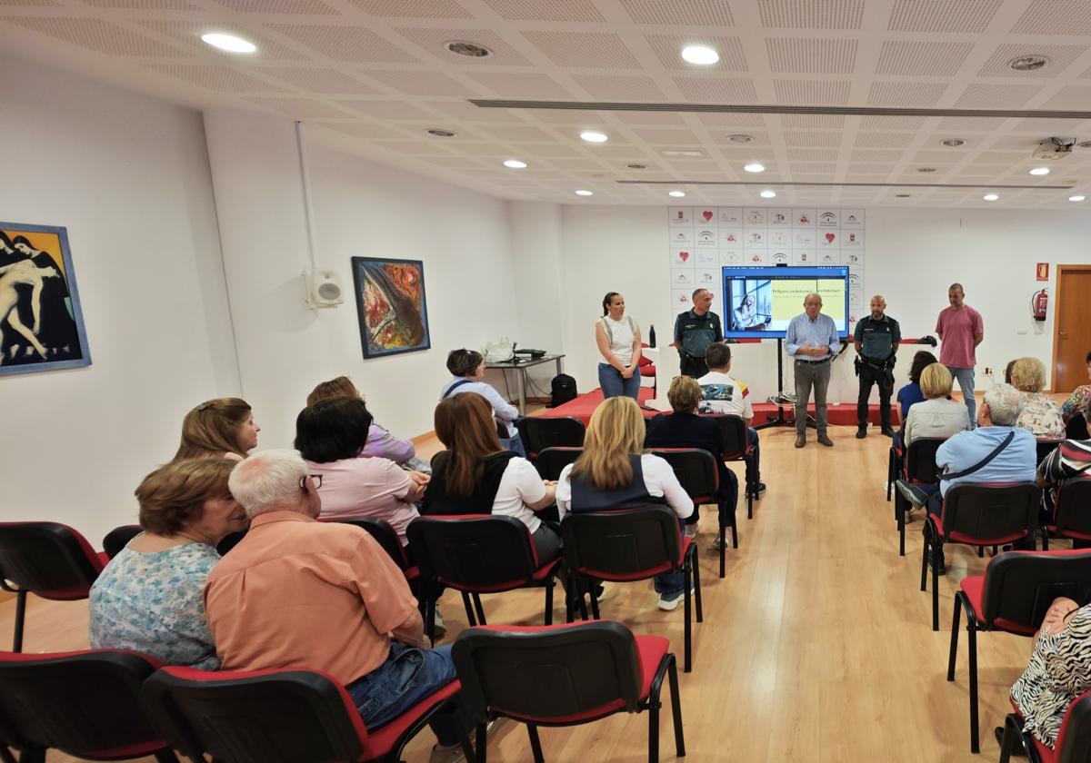 Un centenar de mayores de Vícar aprenden a detectar delitos en internet y en el domicilio