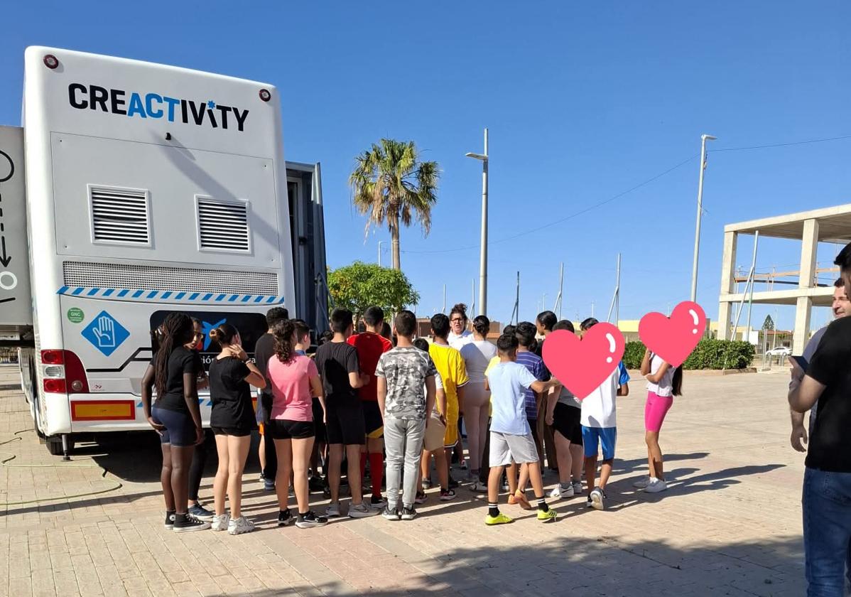 El bus Creactivity llena La Mojonera de actividades para alumnos de Primaria