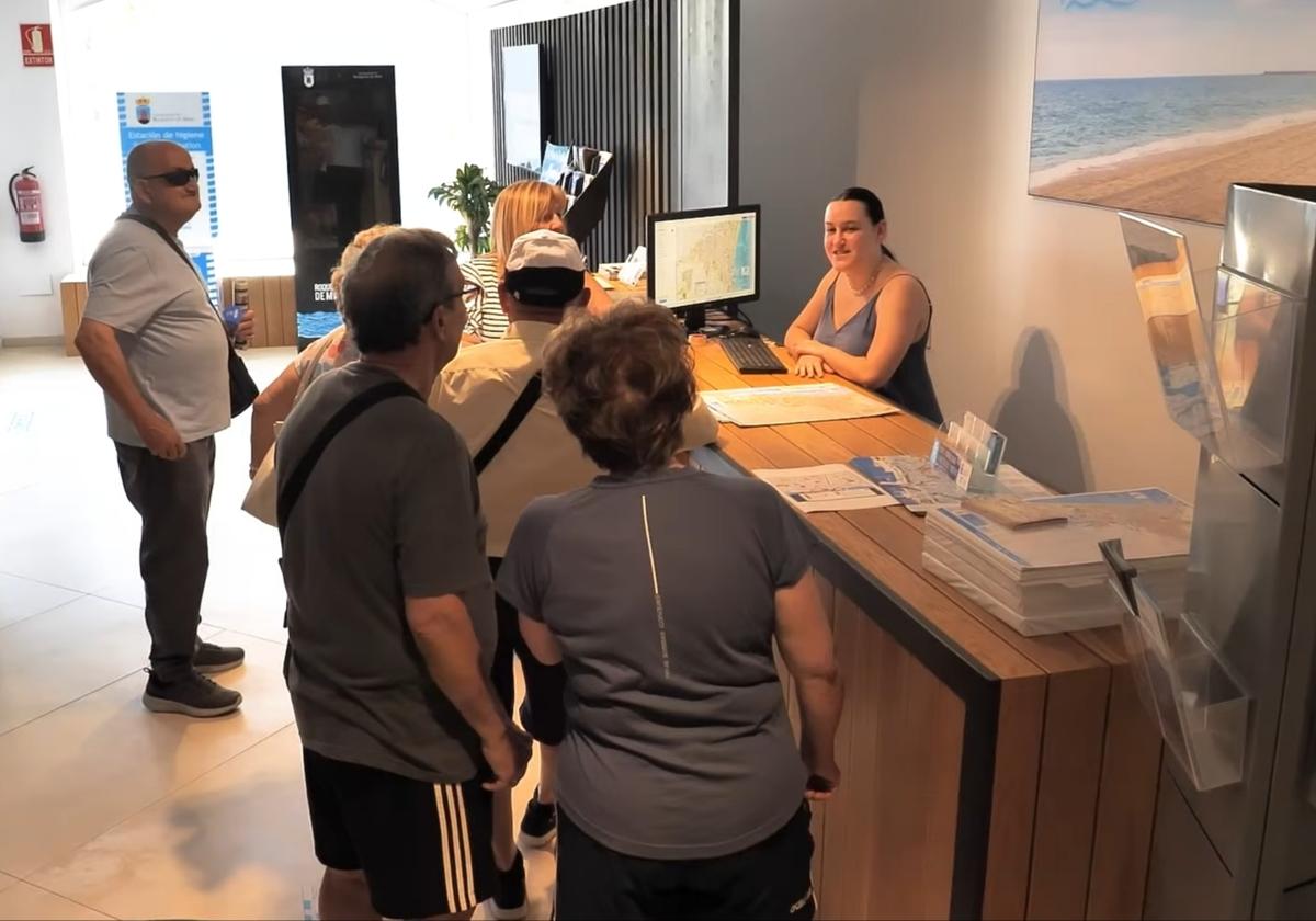 Roquetas refuerza los puntos turísticos de información de cara al verano