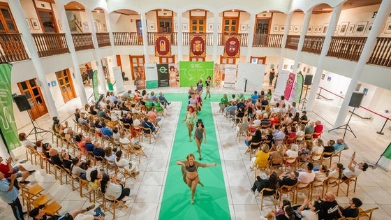 Organizan un desfile de mujeres mastectomizadas para sensibilizar sobre el cáncer en Roquetas