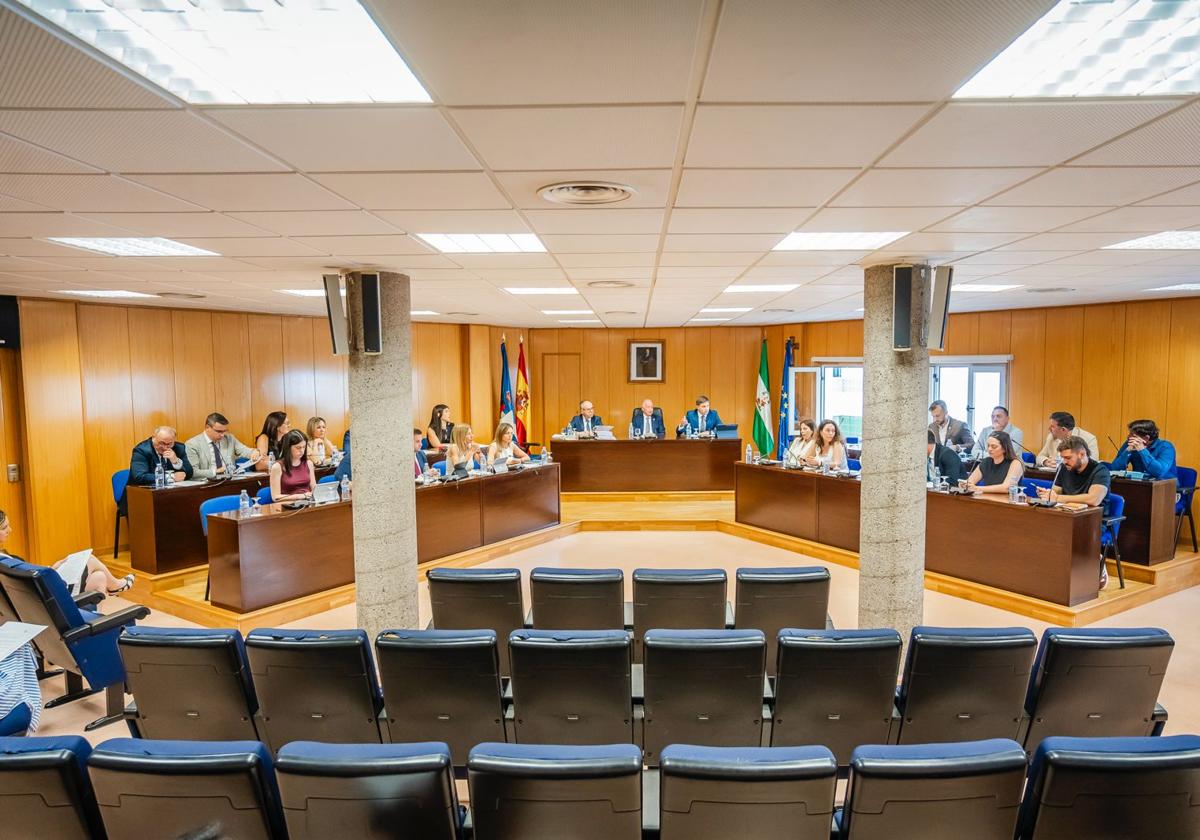 El Pleno aprueba proveer de más recursos a la Guardia Civil en Roquetas