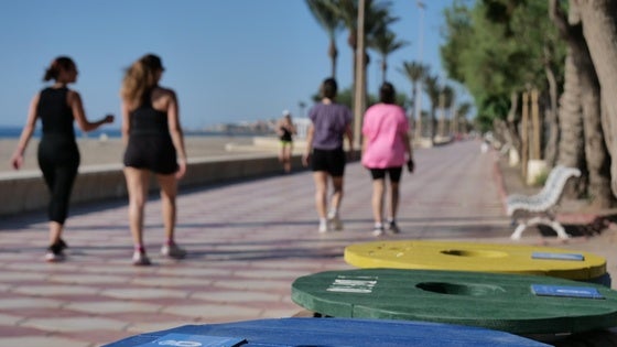 Roquetas refuerza la limpieza de playas con la instalación de 150 contenedores