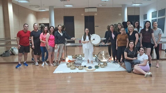 Cuencos tibetanos y exposiciones para clausurar talleres de bolillo y yoga