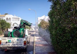 Uno de los vehículos que Athisa Medio Ambiente cuenta para realizar labores de fumigación.