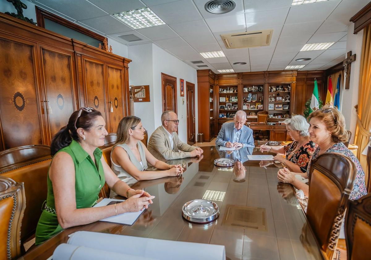 Roquetas firma un convenio que mejora el desarrollo de actividades en el municipio