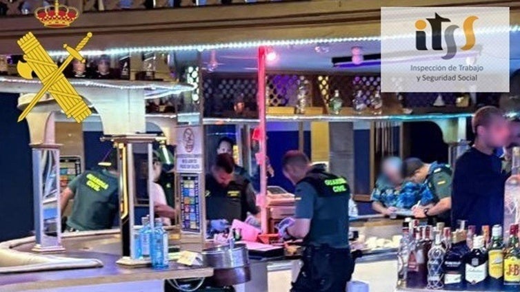 Tres detenidos y varias infracciones en locales de ocio nocturno de Roquetas por contratos irregulares