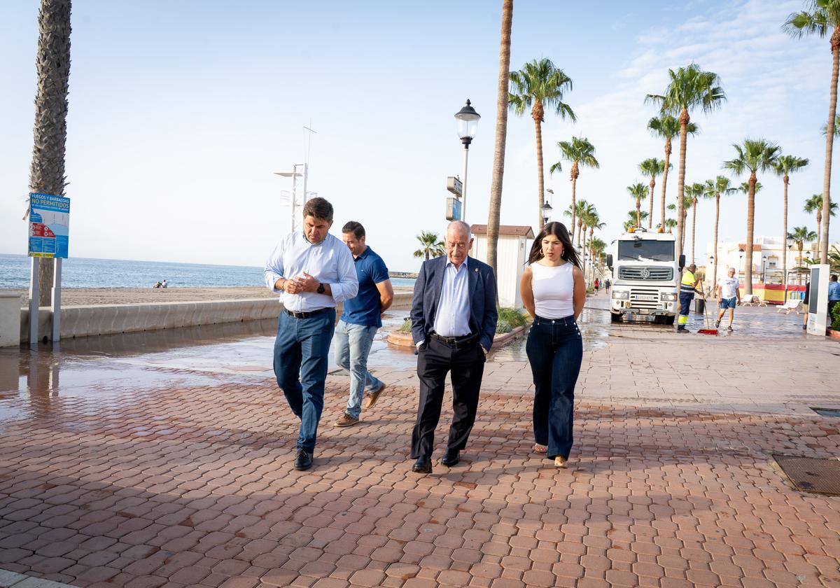 Gabriel Amat, acompañado de varios concejales, supervisa las playas.