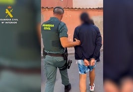Uno de los detenidos por la venta de drogas en Roquetas.