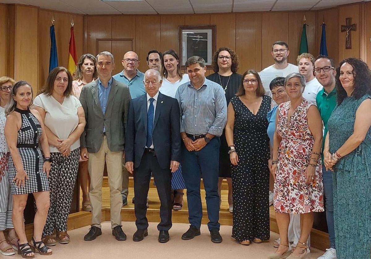 El delegado terriotorial de la Junta, Amós García, visita el Ayuntamiento de Roquetas.