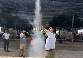 El alcalde de La Mojonera lanza un cohete por los festejos.