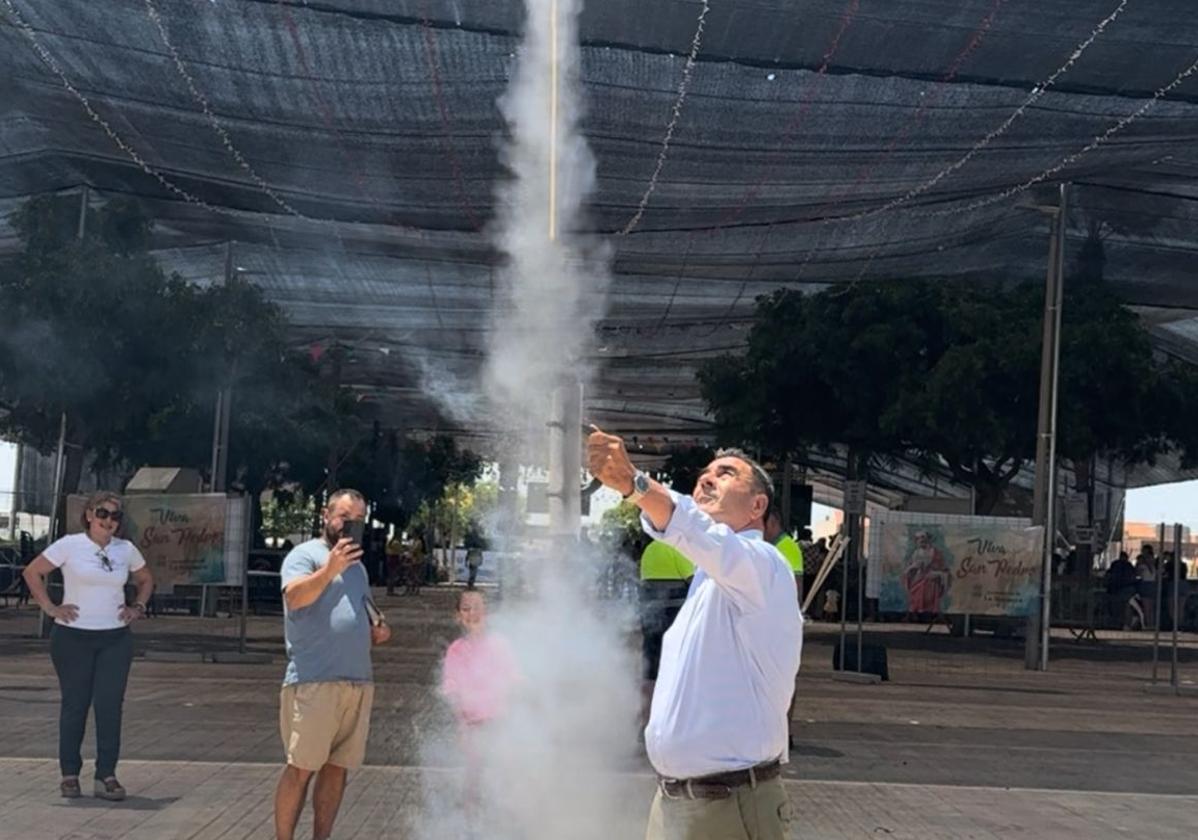 El alcalde de La Mojonera lanza un cohete por los festejos.