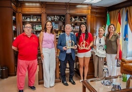 Carlota Bravo fue recibida por el alcalde en el Consistorio.