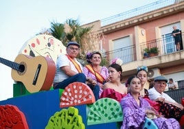 El desfile de carrozas fue una de las actividades de estos festejos.