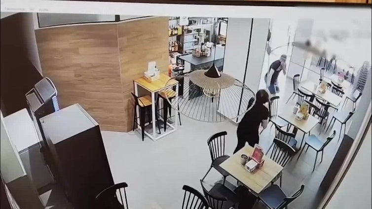 Detenidas dos personas y esclarecidos 16 delitos a raíz de un robo en un establecimiento de Roquetas de Mar