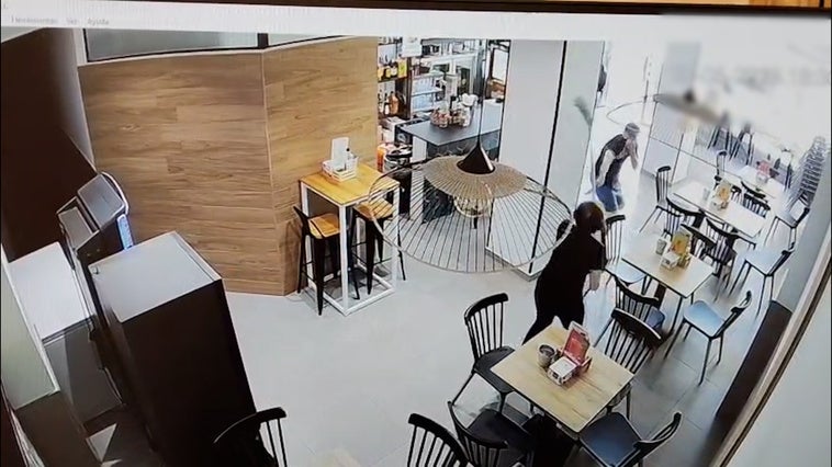La heroica acción de una camarera permite a la Guardia Civil detener a dos ladrones en Roquetas