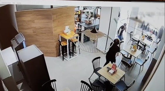 La heroica acción de una camarera permite a la Guardia Civil detener a dos ladrones en Roquetas