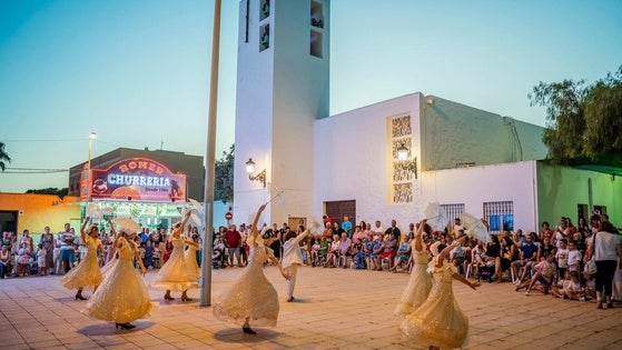 Las Marinas celebra sus Fiestas con baile, desfile de carrozas y torneo de dominó