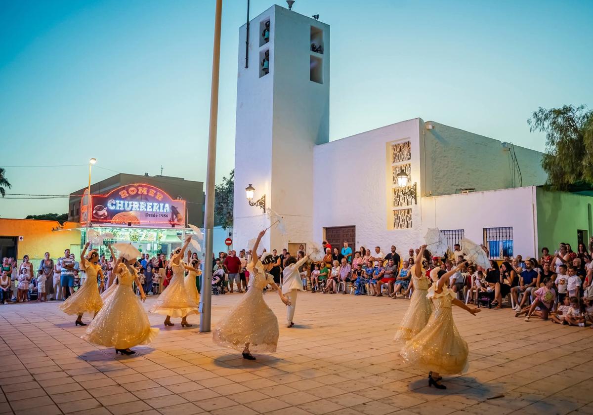 Jóvenes bailando en una de las zonas más concurridas del barrio.