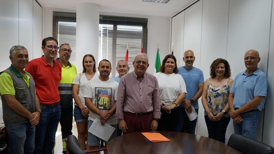 Antonio Bonilla recibe a cuatro trabajadores en la toma de posesión de sus nuevas plazas