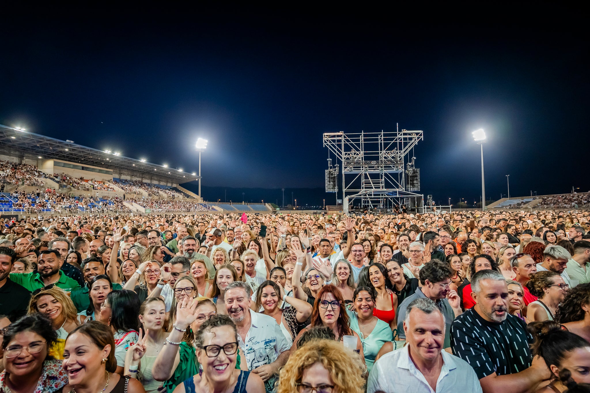 Imagen principal - Marc Anthony pone a bailar a 7.000 personas en su concierto de Roquetas de Mar